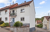 Außenansicht - Vielseitiges Ein- bis Zweifamilienhaus: 8 Zimmer, 160 m², Traumgarten & Garage
