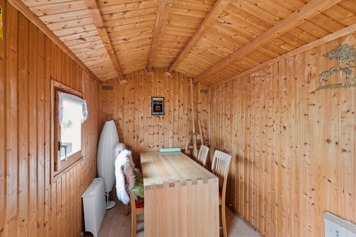 Holzraum mit Esstisch - 