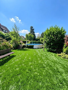 Garten - (KI generiert) - 7 Zimmer Einfamilienhaus in Kaiserslautern