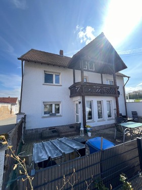 Hausansicht Hinten - 7 Zimmer Maisonettenwohnung zur Miete in Heiligenmoschel