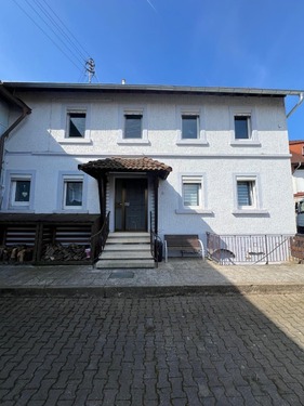 Hausansicht Vorne - 7 Zimmer Maisonettenwohnung in Heiligenmoschel