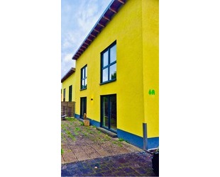 Zeitgemäße DHH mit Pultdach, Wärmepumpe & Terrasse – Attraktive Anlagechance in Wartenberg-Rohrbach