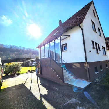 Seitenansicht mit Carport - 5 Zimmer Einfamilienhaus in Thaileisweiler-Fröschen