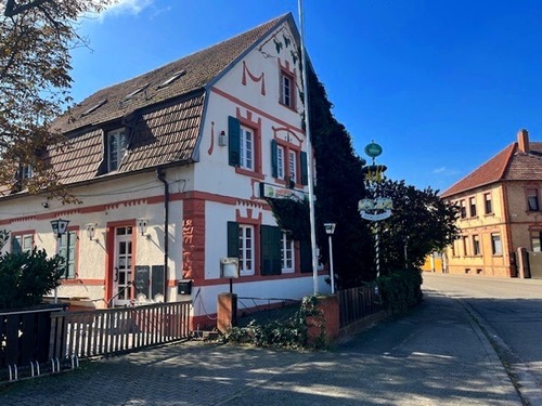Straßenansicht - Vielseitig nutzbarer Gastronomiebetrieb im Herzen von Edesheim an der Südlichen Weinstraße