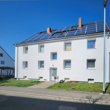 Außenansicht Front - Top modernisierte EG-Wohnung mit Balkon in ruhiger Stadtrandlage von Kusel – ideal für SinglePaar