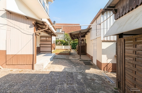 Innenhof - (KI generiert) - 10 Zimmer Einfamilienhaus in Schönenberg-Kübelberg