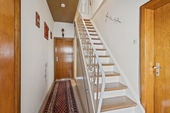 Flur mit Treppe - Einfamilienhaus mit 160,00 m&sup2; in Schönenberg-Kübelberg zum Kaufen