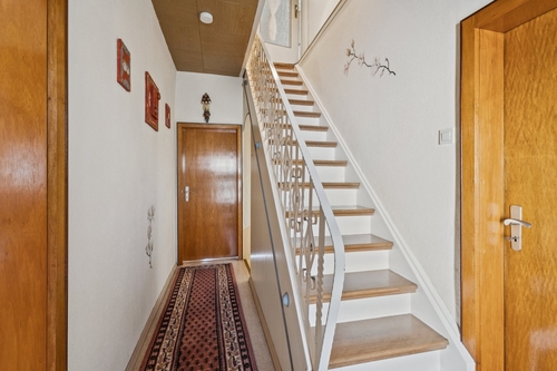 Flur mit Treppe - Einfamilienhaus mit 160,00 m&sup2; in Schönenberg-Kübelberg zum Kaufen