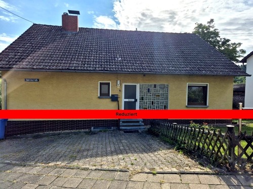 Straßenansicht - Freistehendes gepflegtes Einfamilienhaus in Sulzbachtal – sofort bezugsbereit in ruhiger Lage