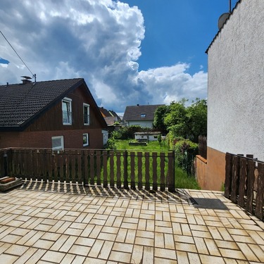 Terrasse mit Zugang zum Garten - 