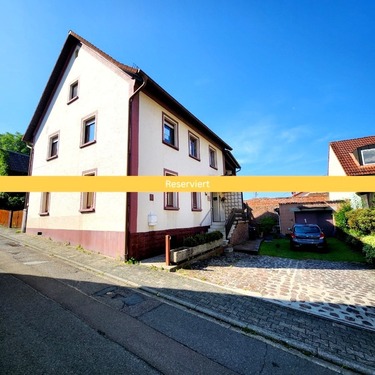 Hausansicht - Freistehendes Ein- Zweifamilienhaus mit Garten, Garage – Sanierungsobjekt mit Potenzial -reserviert