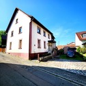 Ansicht mit Garage - Freistehendes Ein- Zweifamilienhaus mit Garten, Garage – Sanierungsobjekt mit Potenzial -reserviert
