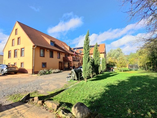 Süd-/Ostseite mit Teil des Gartens - Umfassend modernisiertes 8-Parteienhaus - langfristige Anlage mit starker Rendite