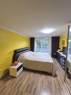 Schlafzimmer mit Balkon - 