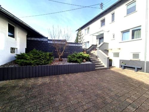 Außenansicht - Wohnen für zwei Generationen: Poolbereich mit Außenbar & barrierefreiem EG