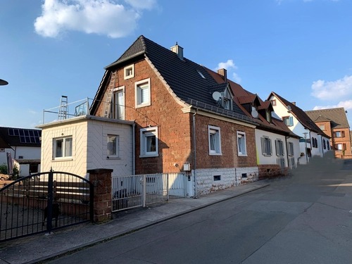 Straßenansicht - Stilvoll renovierte Doppelhaushälfte aus Sandstein in naturnaher Lage von Kaiserslautern-Morlautern