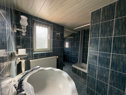 Badezimmer - 7 Zimmer Zweifamilienhaus in Worms