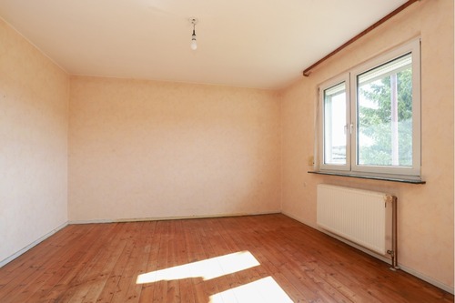 Wohnzimmer mit Durchgang zum Esszimmer - 