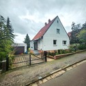 Hausansicht vorne - Einfamilienhaus mit Weitblick, neuem Heizsystem und schönem Gartenbereich – ideal zum Neugestalten