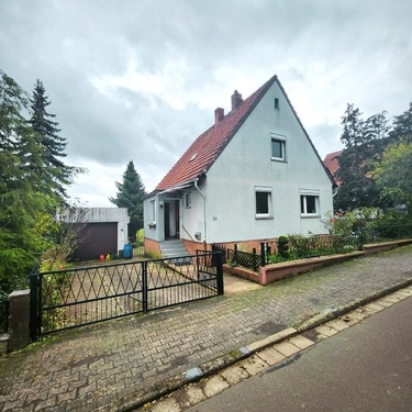 Hausansicht vorne - Einfamilienhaus mit Weitblick, neuem Heizsystem und schönem Gartenbereich – ideal zum Neugestalten
