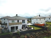 Rückansicht - Design-Stadtvilla der Extraklasse – Luxusambiente, Wellness-Sauna & A+ Energieeffizienz