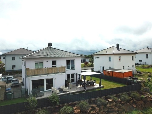 Rückansicht - Design-Stadtvilla der Extraklasse – Luxusambiente, Wellness-Sauna & A+ Energieeffizienz