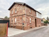 Außenansicht - (KI generiert) - Familienfreundliches Einfamilienhaus in Eisenberg mit schönem Garten, Pool, Solaranlage & Garage