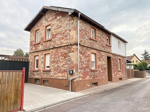 Außenansicht - (KI generiert) - Familienfreundliches Einfamilienhaus in Eisenberg mit schönem Garten, Pool, Solaranlage & Garage