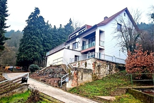 Hausansicht von der Straße - Mehrfamilienhaus mit 4 Wohneinheiten (teilvermietet) - für Kapitalanleger oder Eigennutzung