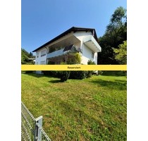 Helle 4,5 Zimmer Dachgeschosswohnung mit großem Grundstücksanteil und Carport in Südhessen - Mörlenbach