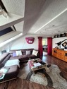 Wohnzimmer mit Durchgang zur Küche/Essbereich - 
