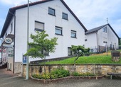 Seitenansicht - 14 Zimmer Mehrfamilienhaus, Wohnhaus zum Kaufen in Steinbach am Glan