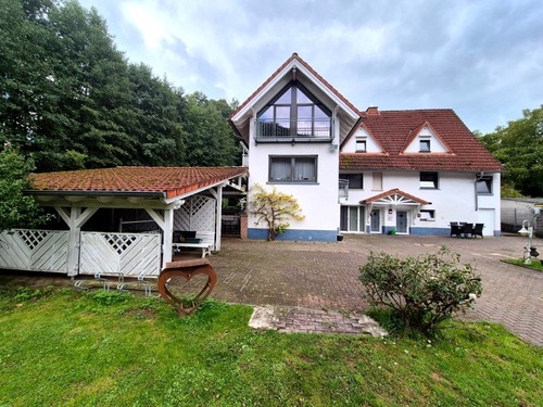 Vorderansicht - Gepflegte, großzügige 2-Etagen-Wohnung mit Kamin & Carport zu vermieten – wohnen wie im eigenen Haus