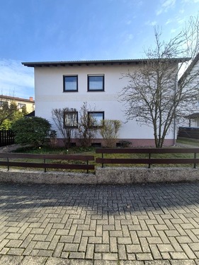Straßenansicht - Ihr neues Zuhause: Gepflegtes, barrierefrei zugängliches EFH mit Garten – ideal für Familien