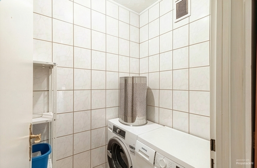 Bad mit Platz für Waschmaschine und Trockner - 