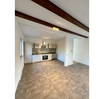 Ruhige Terrassenwohnung mit gutem Grundriss, Außenstellplatz und Hof in Schallodenbach