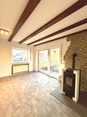 Wohnbereich mit Ofen - 3 Zimmer Terrassenwohnung zur Miete in Schallodenbach
