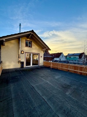 Terrasse mit Blick zum Haus - 
