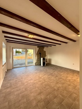 Wohnzimmer mit Blick auf Kamin - 