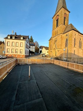 Terasse mit Blick zur Kirche - 
