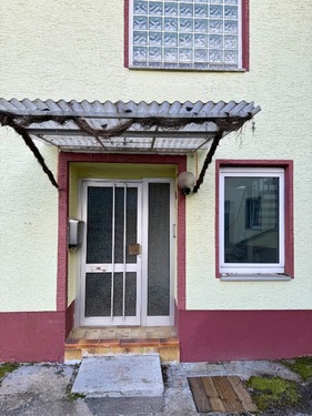 Hauseingang - Terrassenwohnung mit 121,00 m&sup2; in Schallodenbach zur Miete