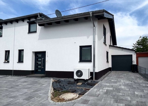 Vorderansicht - Moderne Neubau-DHH mit Energieeffizienz A+ am Eicher See in Gimbsheim – Südterrasse & Garage