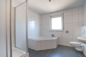 Badezimmer mit Dusche und E... - 