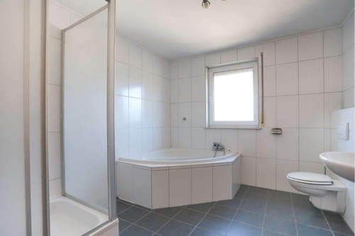 Badezimmer mit Dusche und E... - 