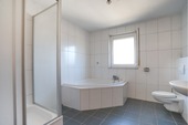 Badezimmer mit Dusche und Eckbadewanne - 