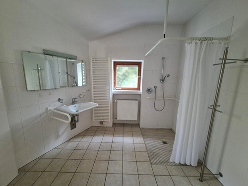 Bad mit begehbarer Dusche im Erdgeschoss - 