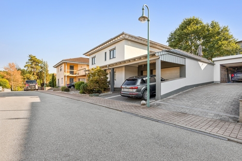 Ansicht mit Garage und Carport - Einfamilienhaus mit 170,00 m&sup2; in Thaleischweiler-Fröschen zum Kaufen