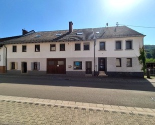 Geräumiges Zweifamilienhaus mit Gewerbe, vielen Stellplätzen und idyllischem Garten in Friedelhausen