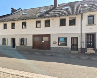 Vielseitiges Zweifamilienhaus mit Gewerbemöglichkeit, zahlreichen Stellplätzen u. idyllischem Garten - Friedelhausen