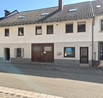 Vielseitiges Zweifamilienhaus mit Gewerbemöglichkeit, zahlreichen Stellplätzen u. idyllischem Garten - Friedelhausen